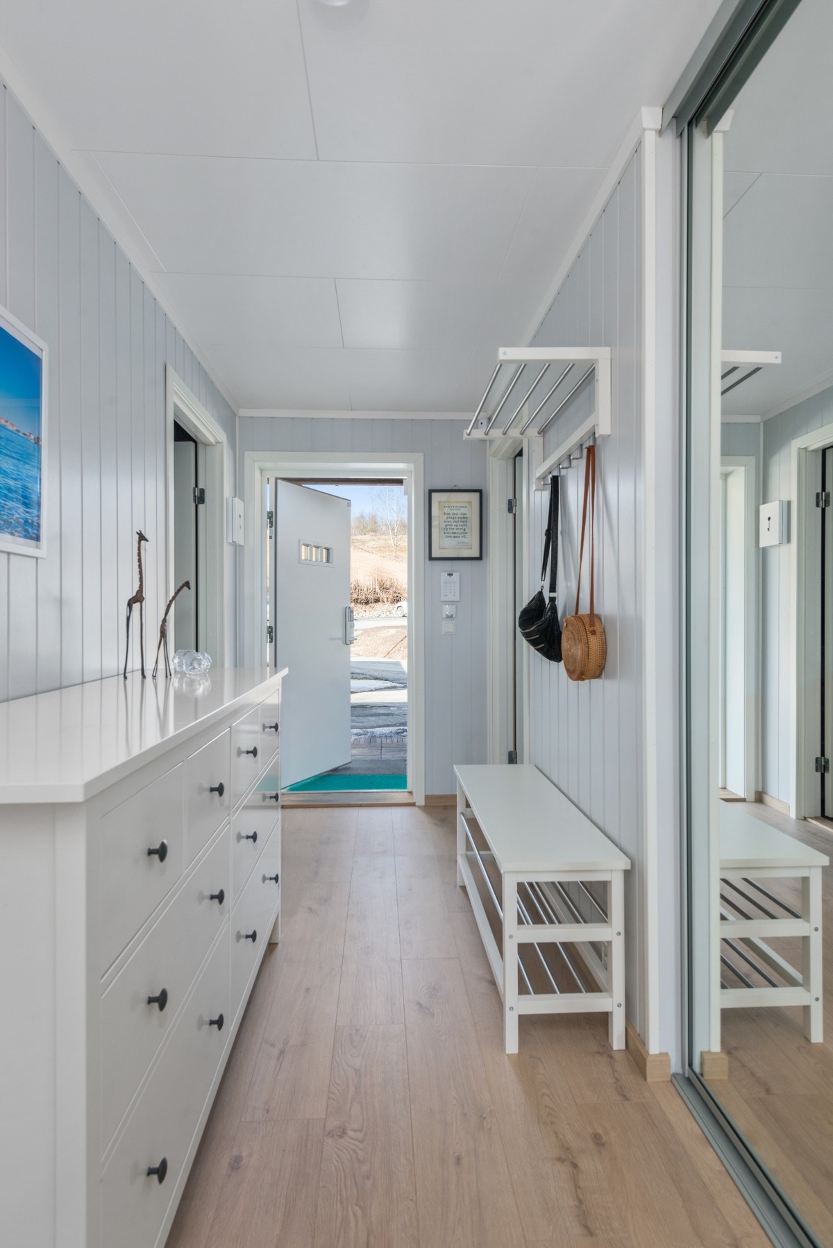 Gangen har et garderobeskap og god plass til å henge fra seg yttertøy Galleribilde