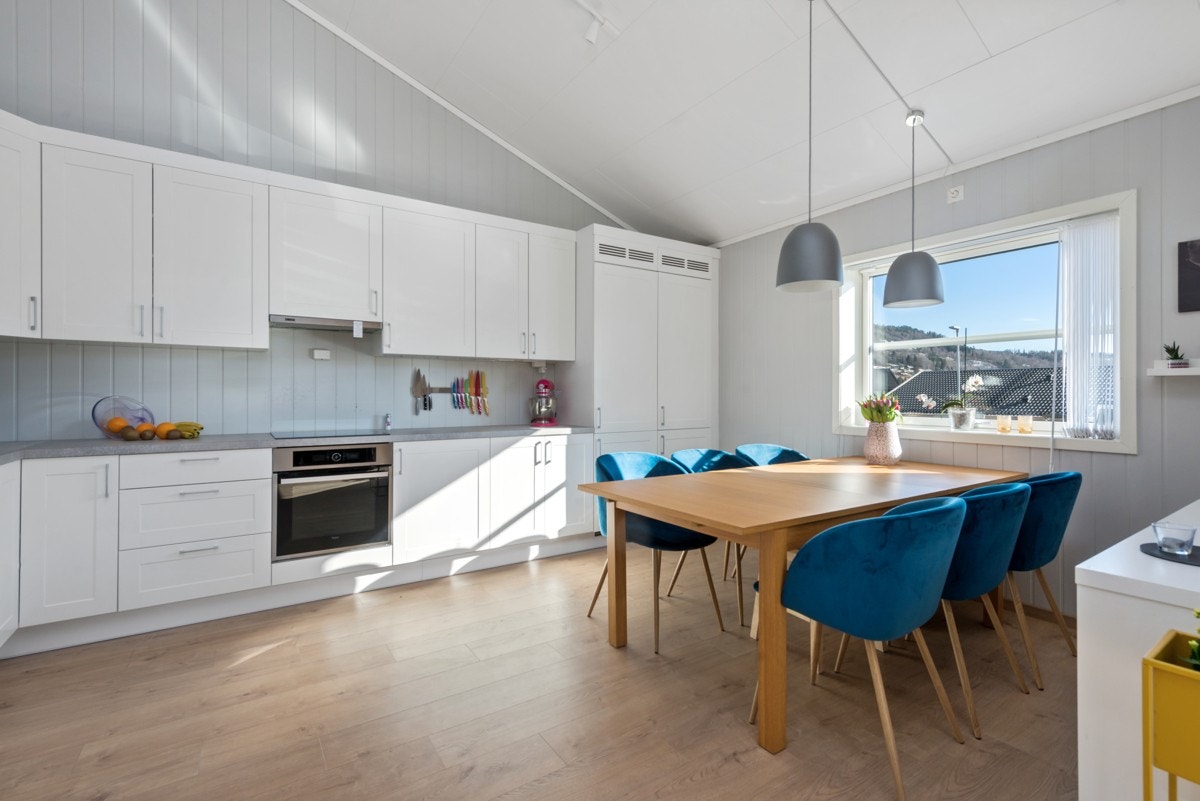 God plass til spisebord i tilknytning til kjøkkenet Galleribilde