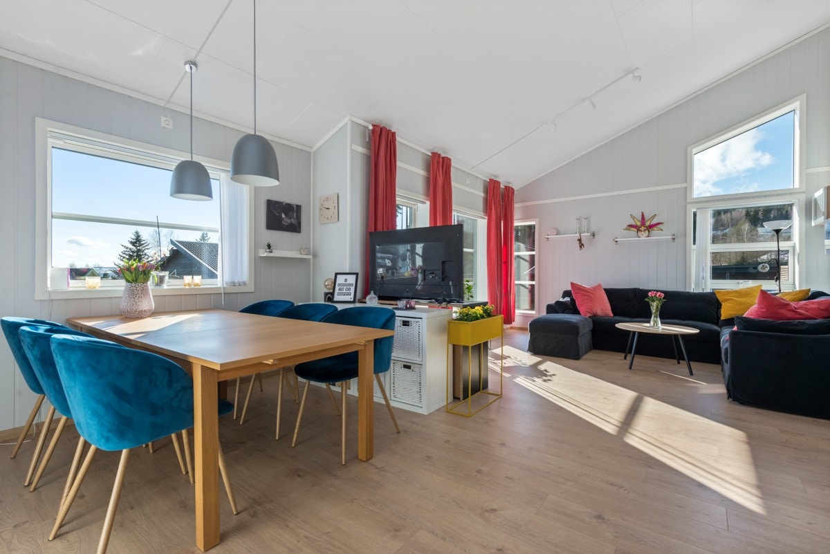 Stue og kjøkken i åpen løsning Galleribilde