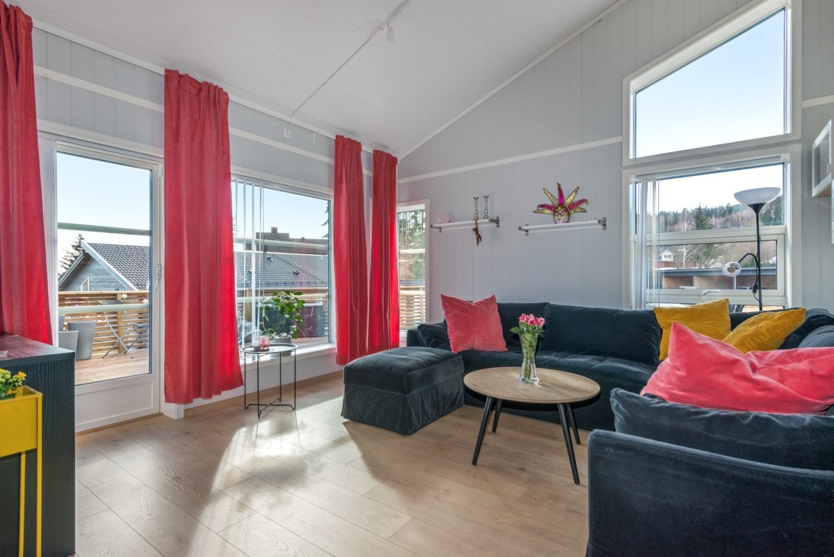 Det er åpen himling slik at du får en luftig og god romfølelse Galleribilde