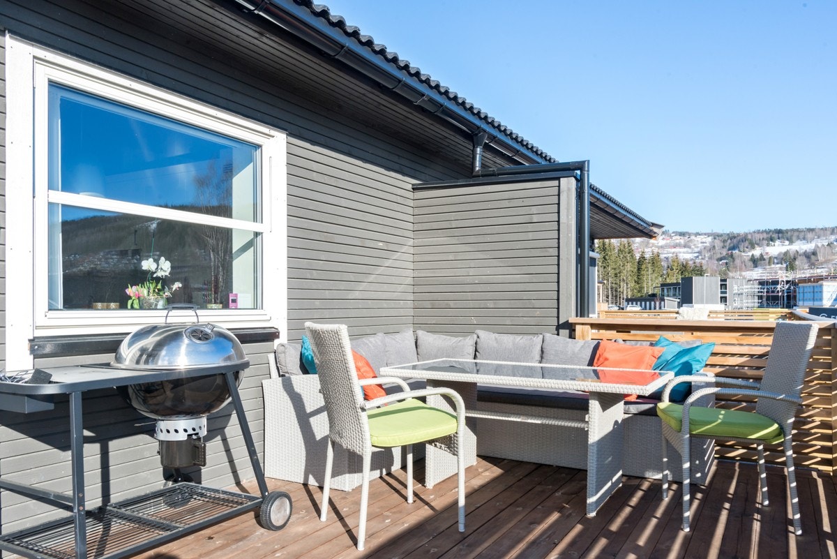 Fra stuen er det utgang til en solrik terrasse Galleribilde