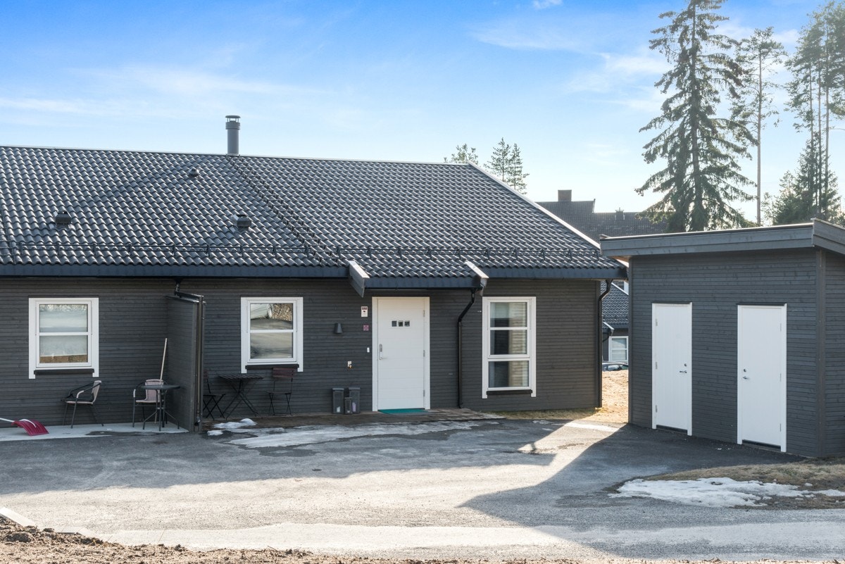Asfaltert gårdsplass og utvendig sportsbod Galleribilde