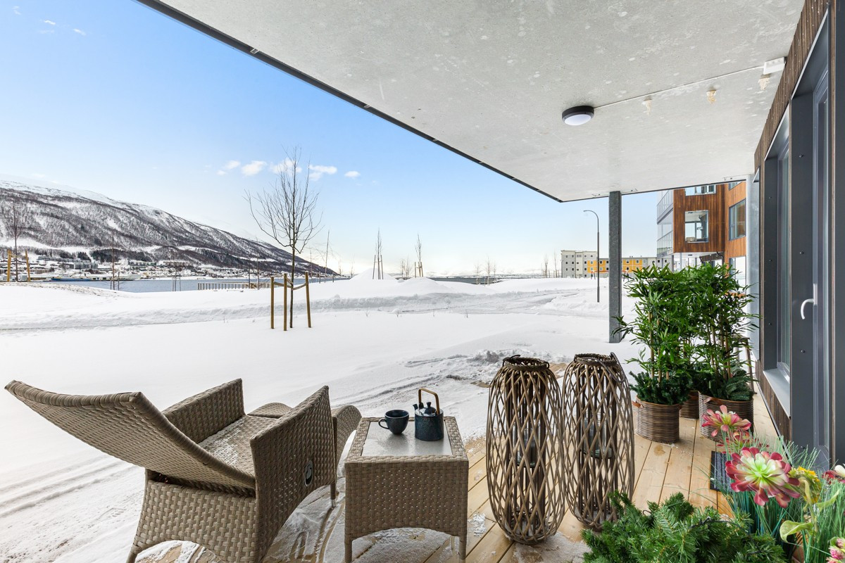 I front med fantastisk utsikt fra stue, soverom og hybel/kontor er det utgang til terrasse på 46 kvm