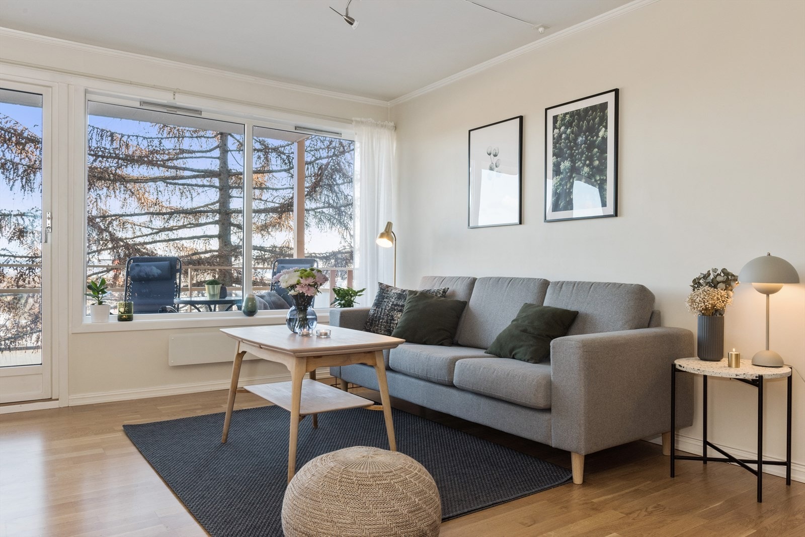 Stuen oppleves som svært tiltalende og bades i naturlig lys fra de store vindusflatene. Galleribilde