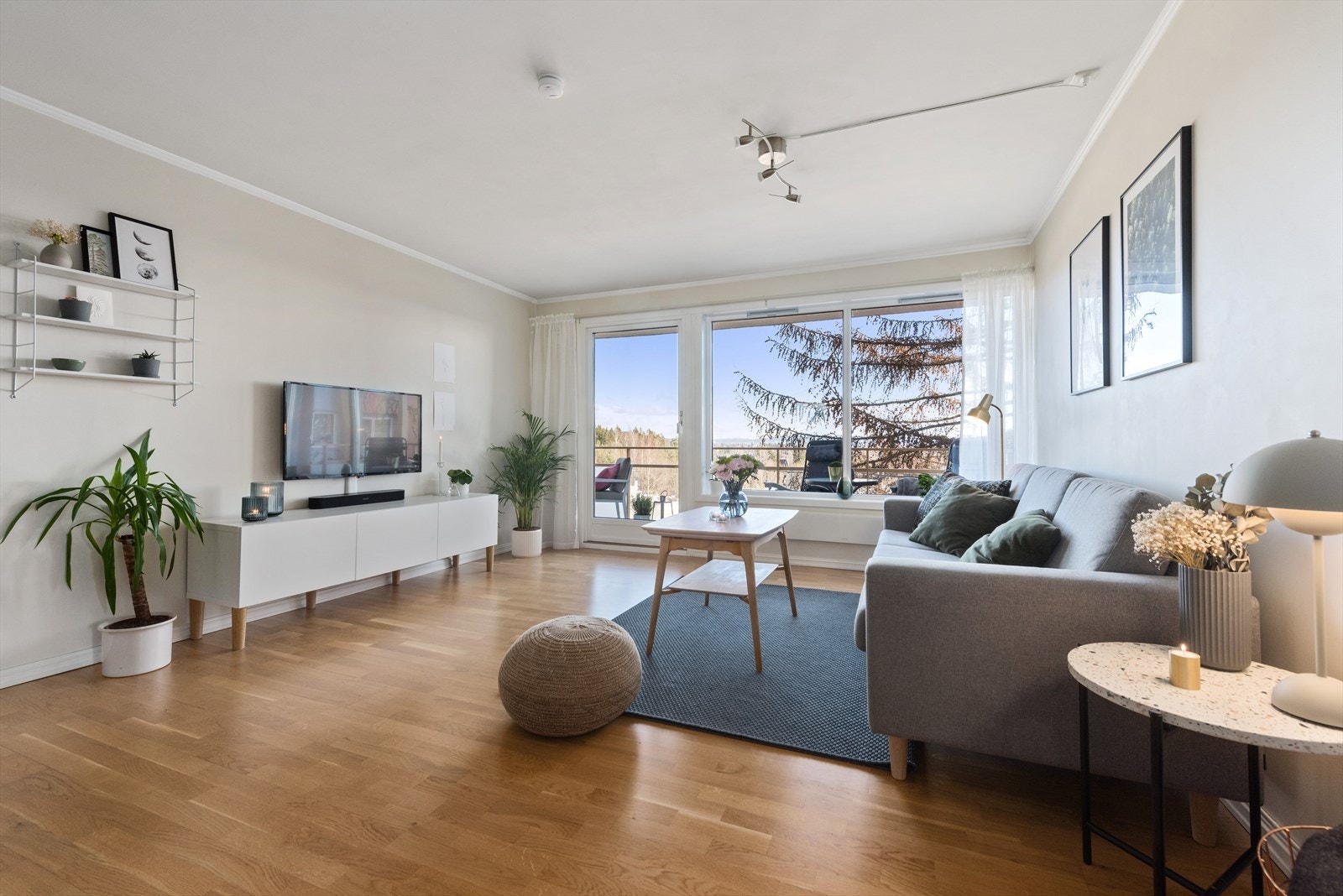 Stuen har utgang til en deilig balkong, hvor du kan nyte soloppgangen og utsikten over Oslo Galleribilde