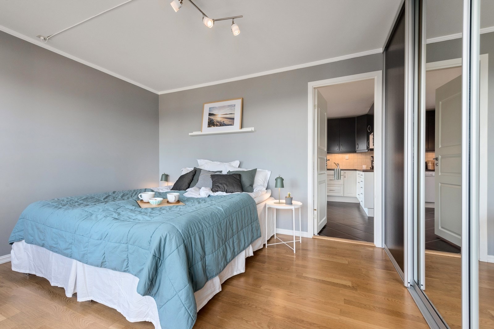 Rommet har videre god plass til dobbeltseng og skap-/kommodeløsninger eller skrivebord Galleribilde