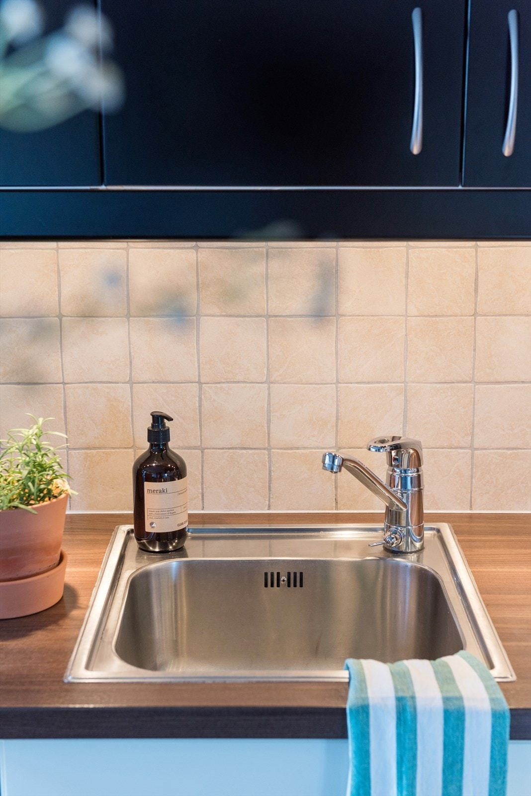 På kjøkkenet har du laminat benkeplate med masse benkeplass. Galleribilde