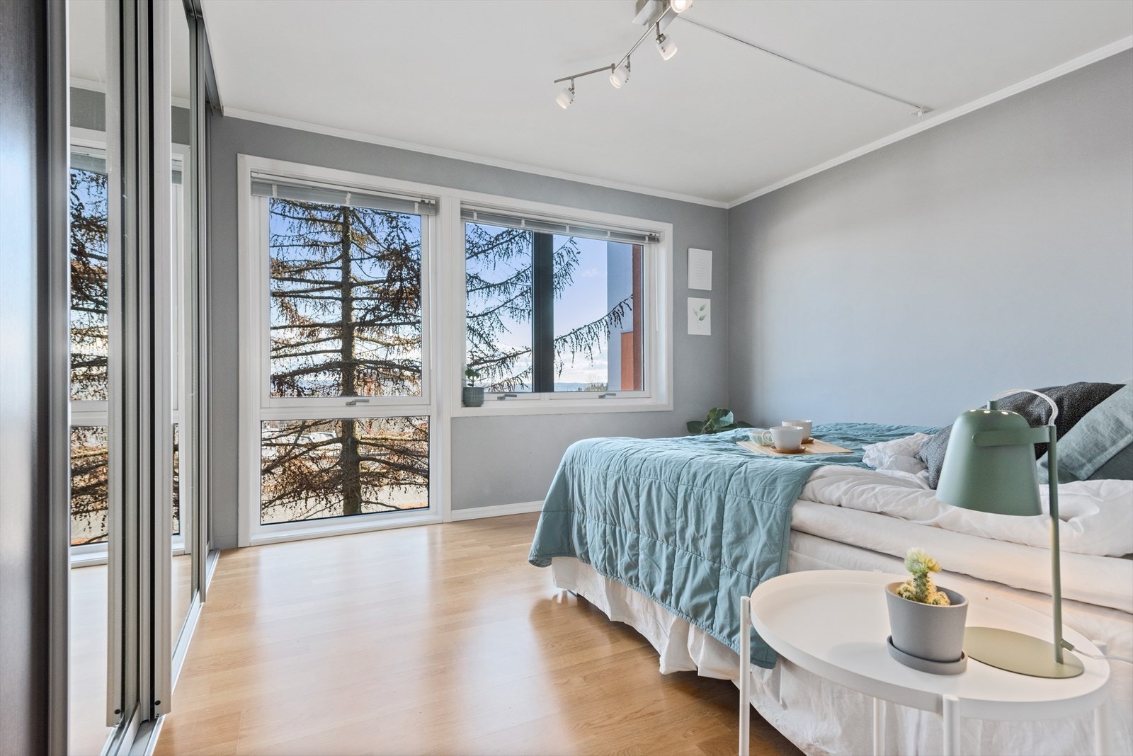 Rommet er av god størrelse og inneholder en stor skyvedørsgarderobe langs veggen som vender mot stuen. Galleribilde