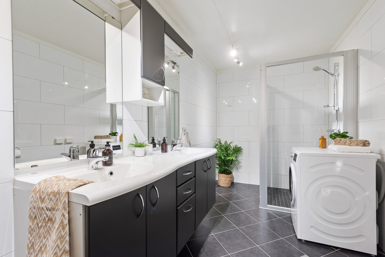 Soverommet er det minste av rommene, men har plass til både seng, en liten kontorpult og skap/kommode Galleribilde