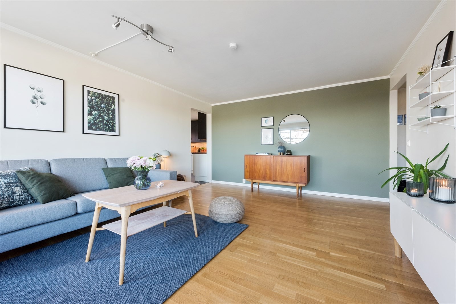 Rommet har parkettgulv, glatte veggflater i tidsriktige farger, samt god plass for møblering. Galleribilde