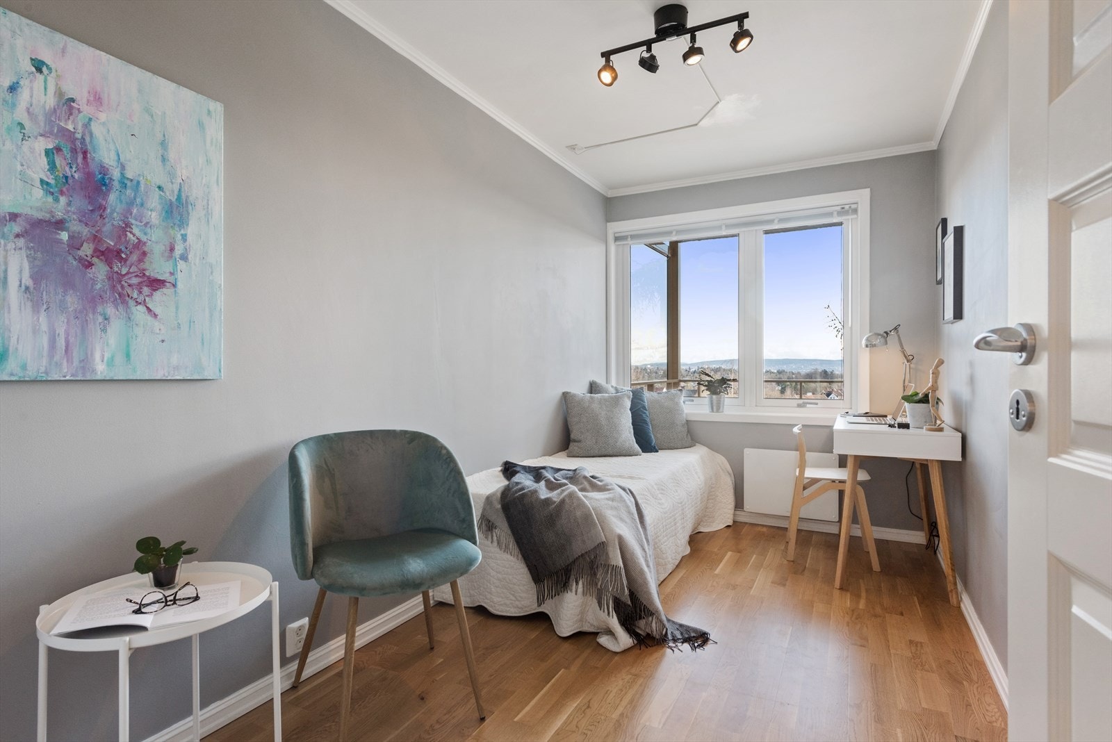 Soverommet er det minste av rommene, men har plass til både seng, en liten kontorpult og skap/kommode Galleribilde