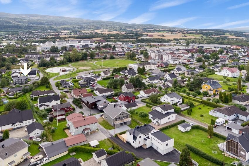 Tomannsboligen ligger i et rolig, attraktivt og barnevennlig boligområde i Krokstadelva i Drammen kommune. Galleribilde