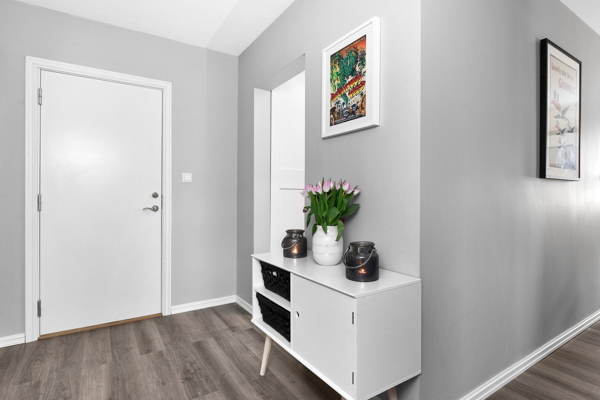 ntreen har overflater med tidsmessige farger, noe som går igjen i øvrige rom og med på å gi et helhetlig inntrykk. Galleribilde