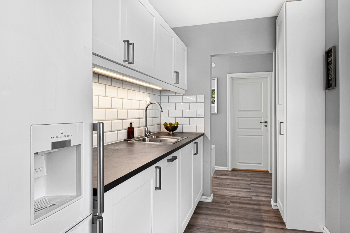 Innredningen er helt ny og har fronter i et tiltalende design, samt fine lagringsmuligheter. Galleribilde