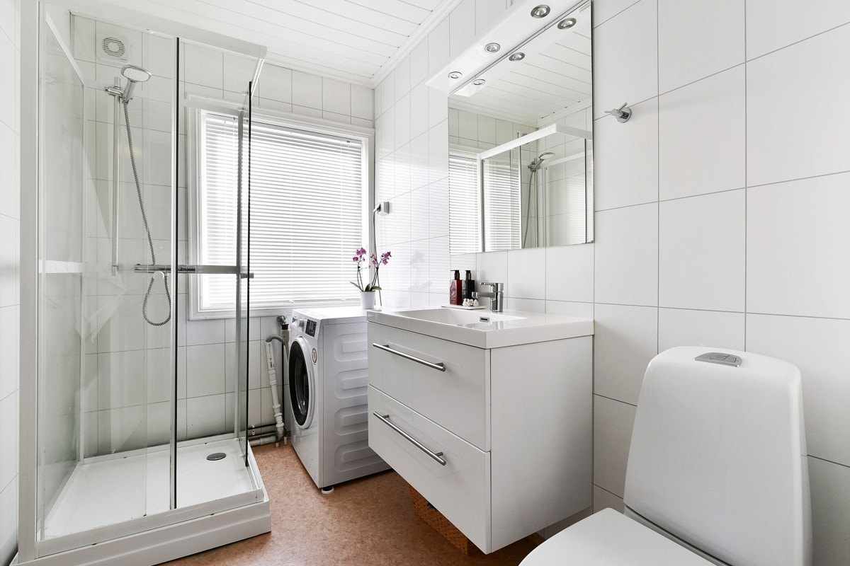 Badet er oppgradert. Badet har belegg på gulv, samt pene våtromsplater på veggene. Et stort vindu sørger for gode luftemuligheter og ikke minst naturlig lys. Galleribilde
