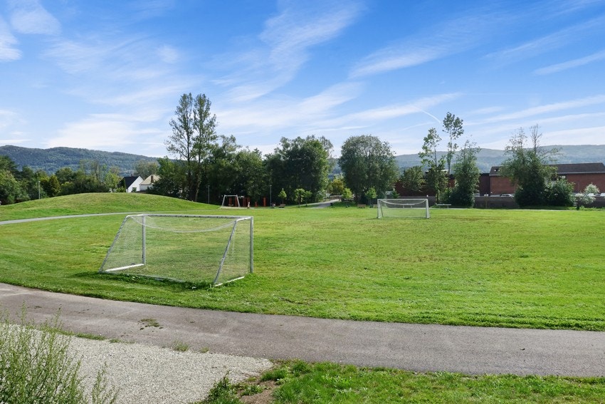Boligen er nabo med et flott parkområde, som er opparbeidet med skatepark, lekeapparater for barn, treningsapparater og fotballbane (Tusenårsstedet). Galleribilde