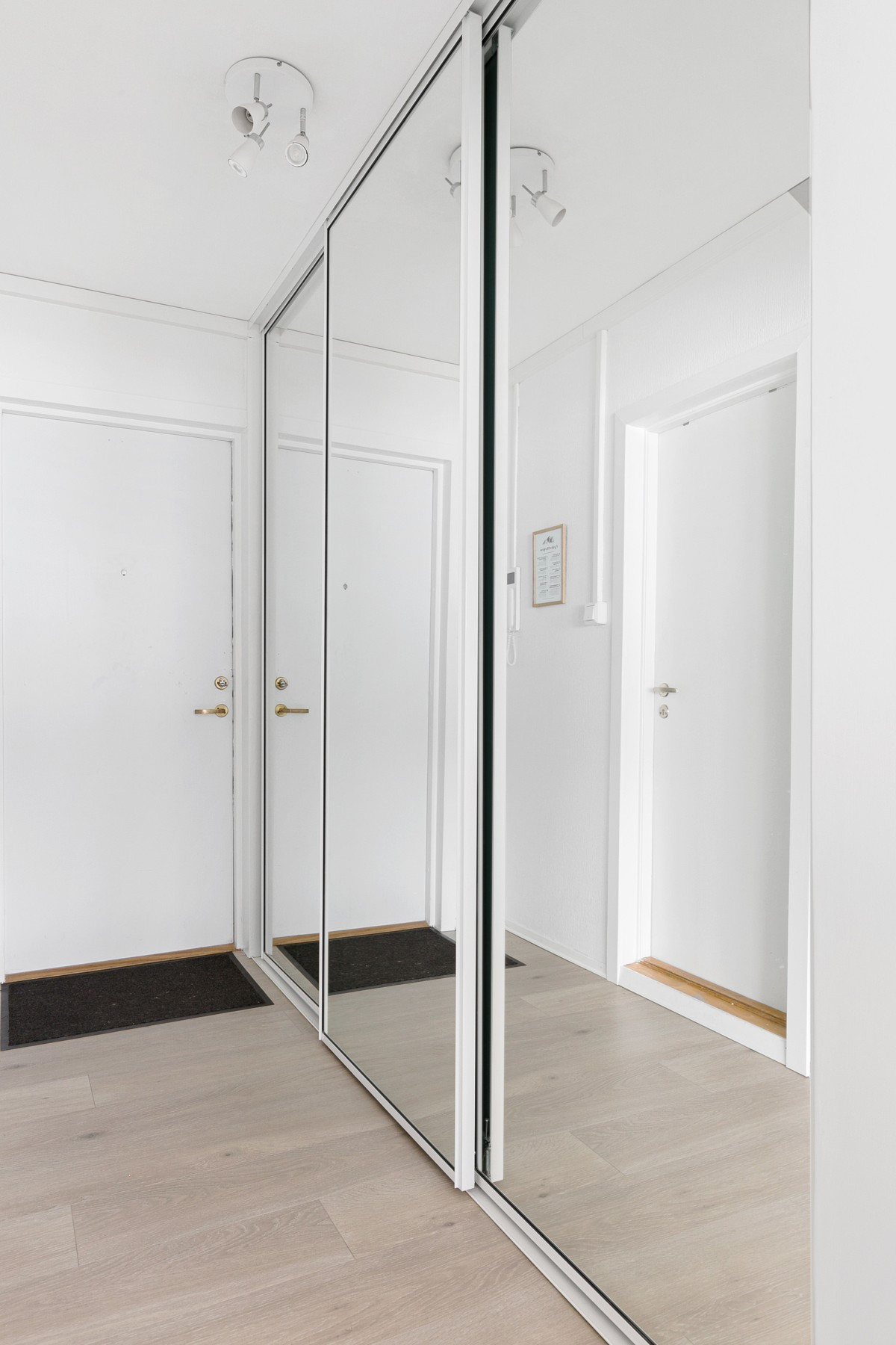 Gang/entré med speilgarderobe