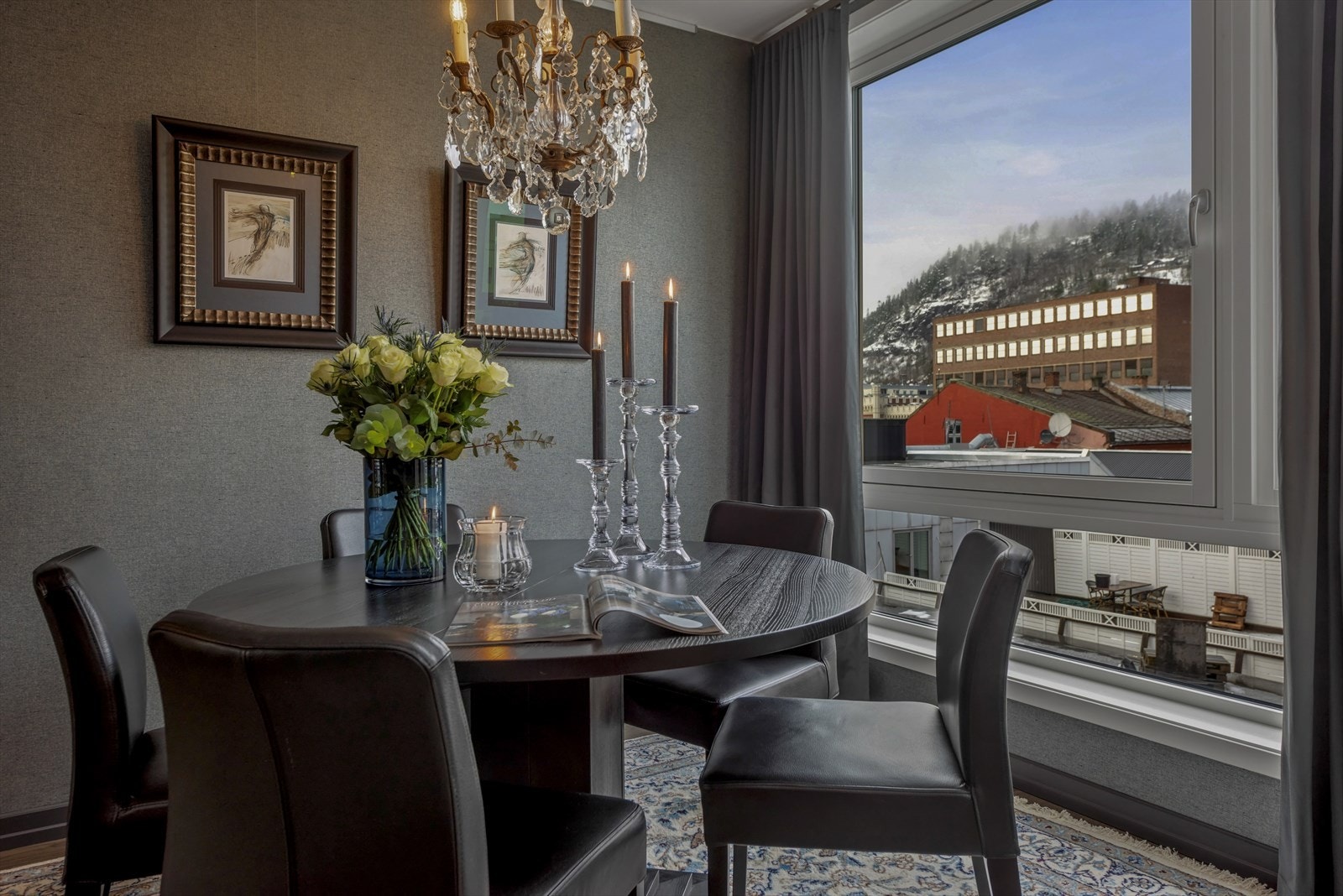 God plass til spisebord på kjøkkenet - hyggelig utsikt mot Bragernes-åsen Galleribilde