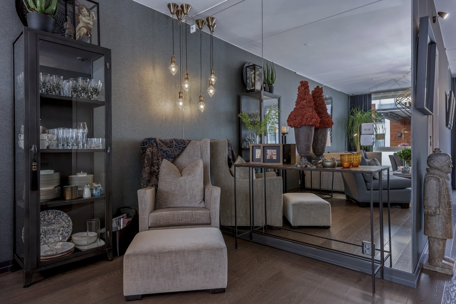 Spesialbestilt speilvegg på den ene endeveggen i stuen. Galleribilde