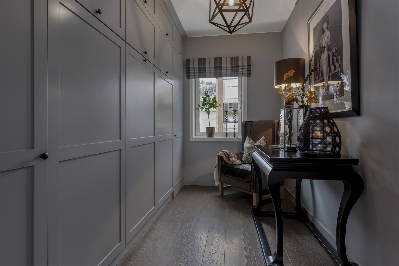 Soverom nr 2 har snekkerbygd innredning med skapseng som kan slås ned. Galleribilde