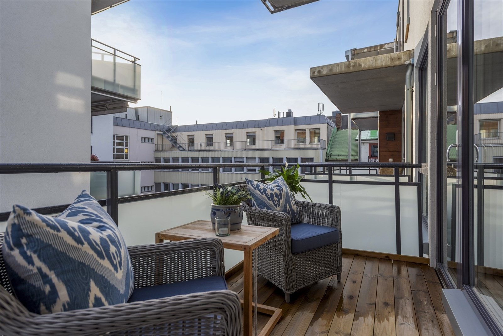 Fin intern beliggenhet - veranda med utgang fra stuen - vender inn mot atriet. Galleribilde