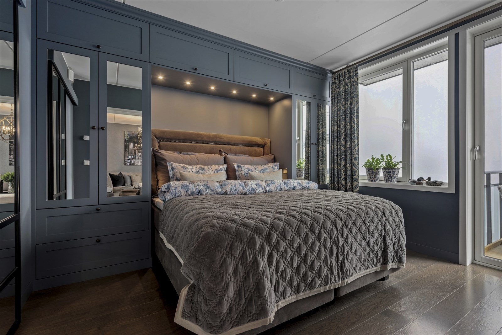 Hovedsoverommet har snekkertilpasset innredning. Utgang til veranda fra soverommet. Galleribilde