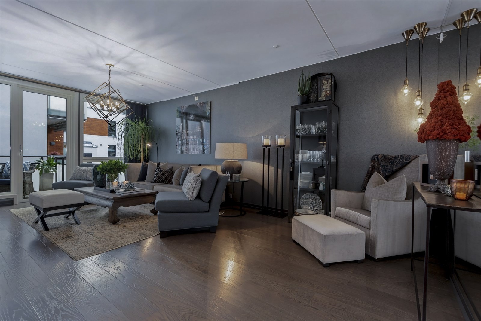 Stue med utgang til veranda som vender ut mot atriet. Galleribilde