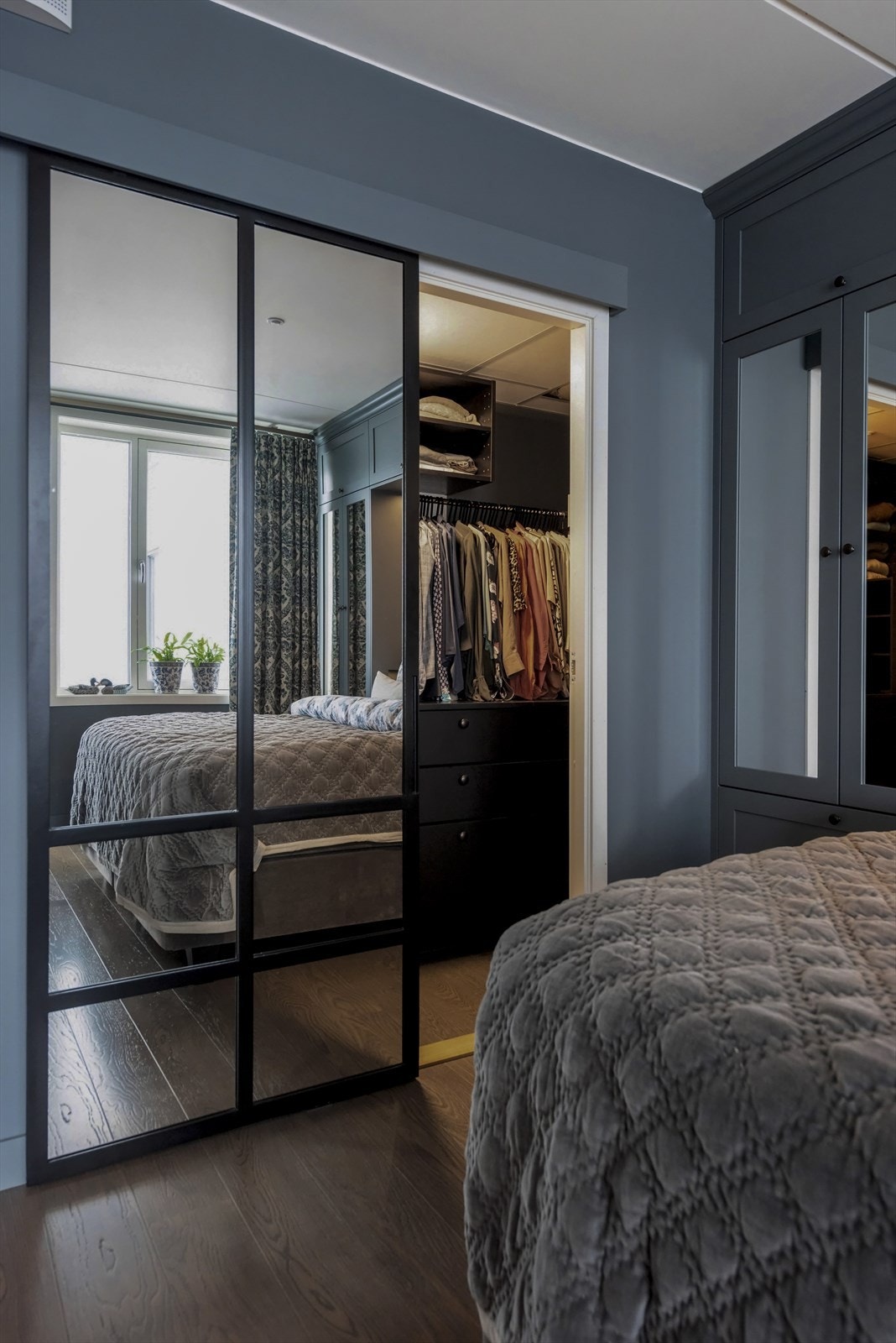 Walk'n garderoberom innenfor hovedsoverommet. Galleribilde