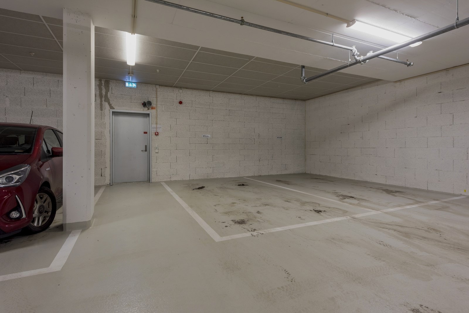 Biloppstillingsplass, praktisk plassert rett ved trapp og heis. Galleribilde