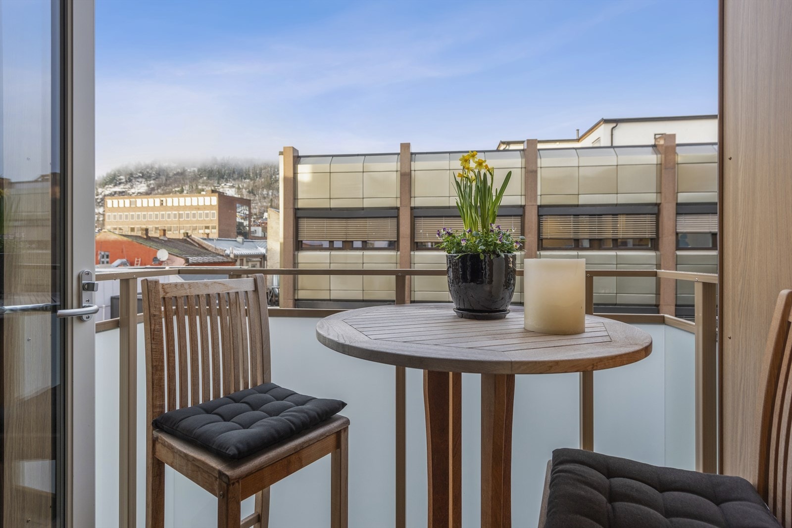 Veranda med adkomst fra kjøkkenet - vender ut mot gågate. Galleribilde