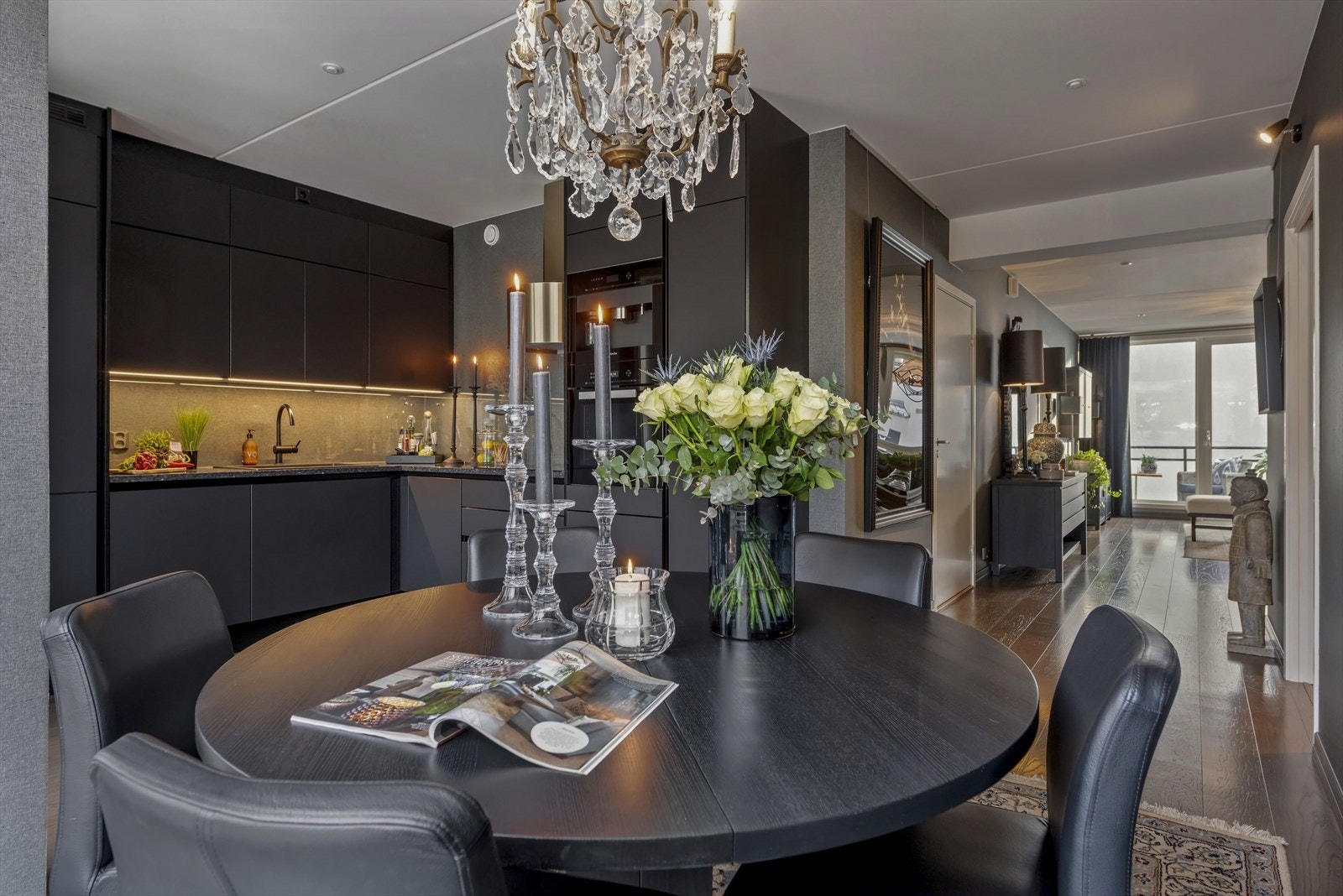 Lekkert kjøkken med integrert oppvaskmaskin, stekeovn, induksjonstopp samt kaffemaskin. Galleribilde