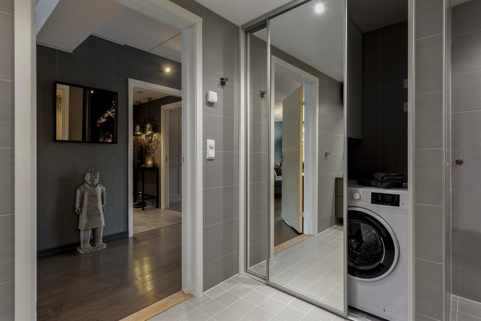 På badet er vaskemaskin og utslagsvask skjult bak speildører . Galleribilde