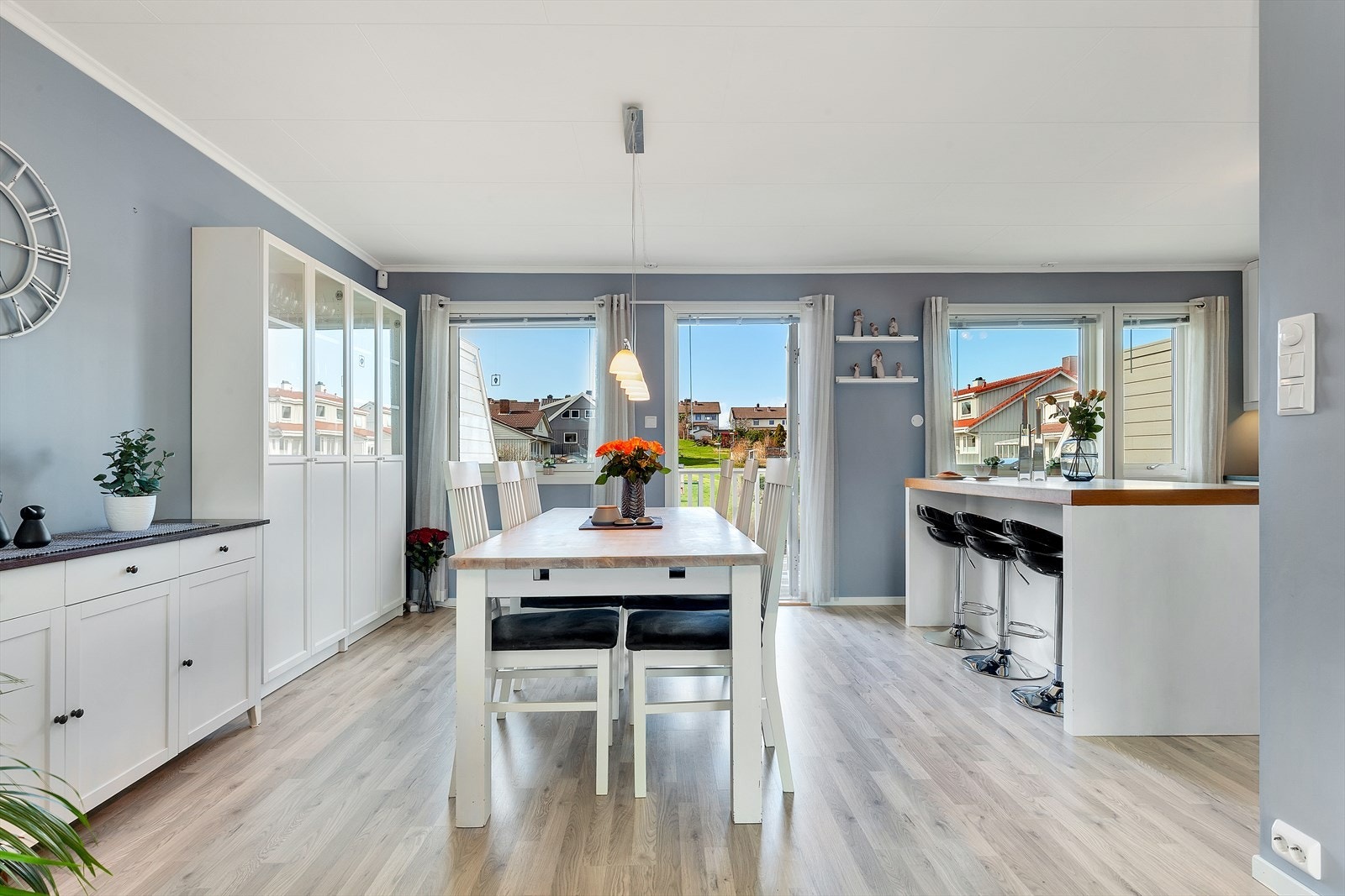 Boligen er betydelig oppusset siden 2014. Gjennomgående flott laminat i boligen. I 2 etg er det lagt ekstra trinnlydisolerende plater Galleribilde