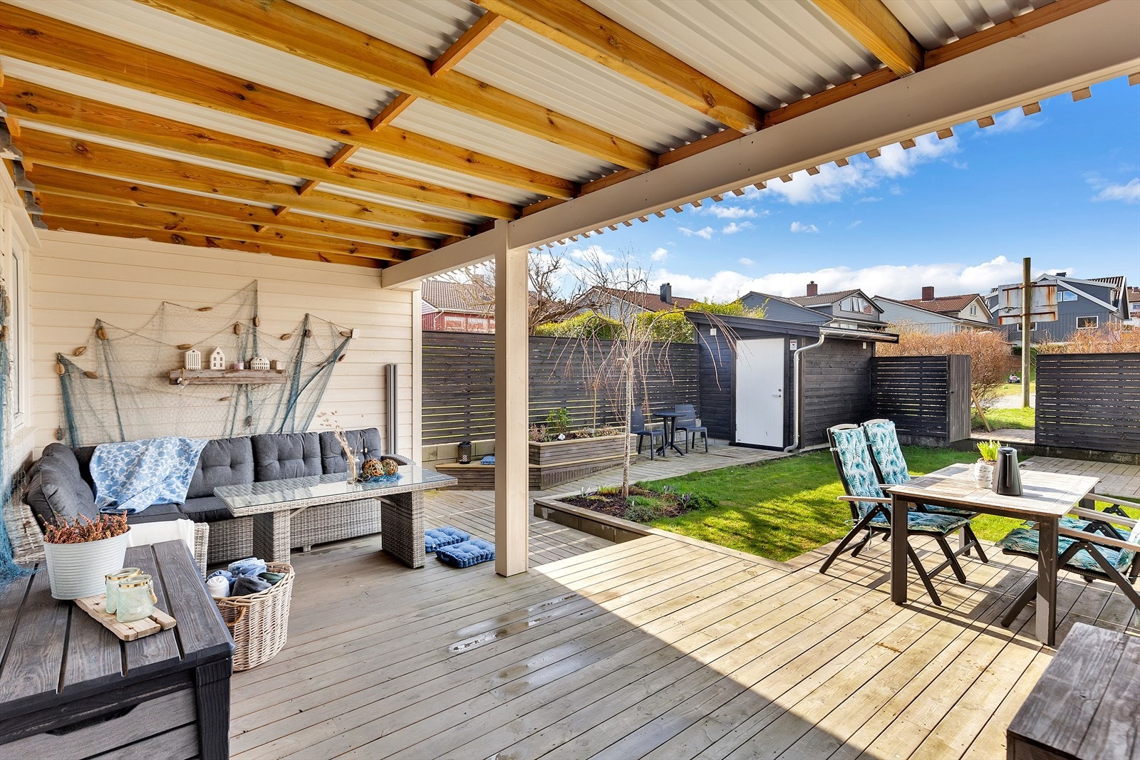 Uteområdet ble opparbeidet i 2015/2016 med både belegningsstein, plen og levegger Galleribilde