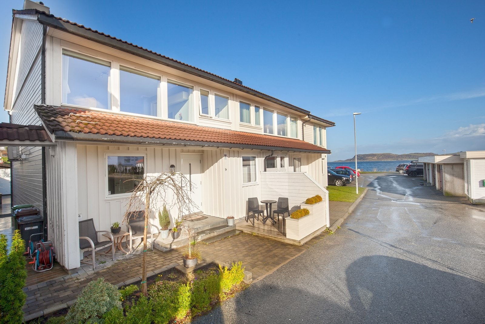 Boligen ligger like ved sjøen. Alle vinduer er byttet i perioden 2013-2018 (med unntak av ett vindu og balkongdør oppe 2003) Galleribilde