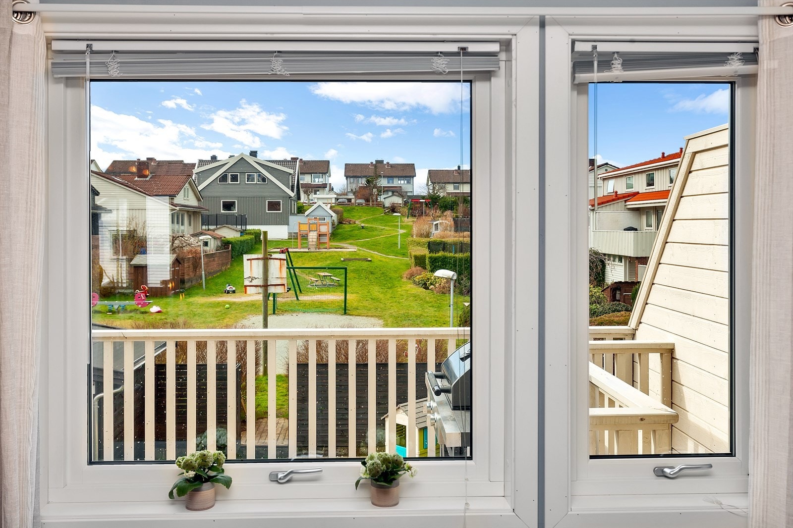 Herlig og åpen utsikt fra kjøkken mot lekeplass og ballbinge Galleribilde