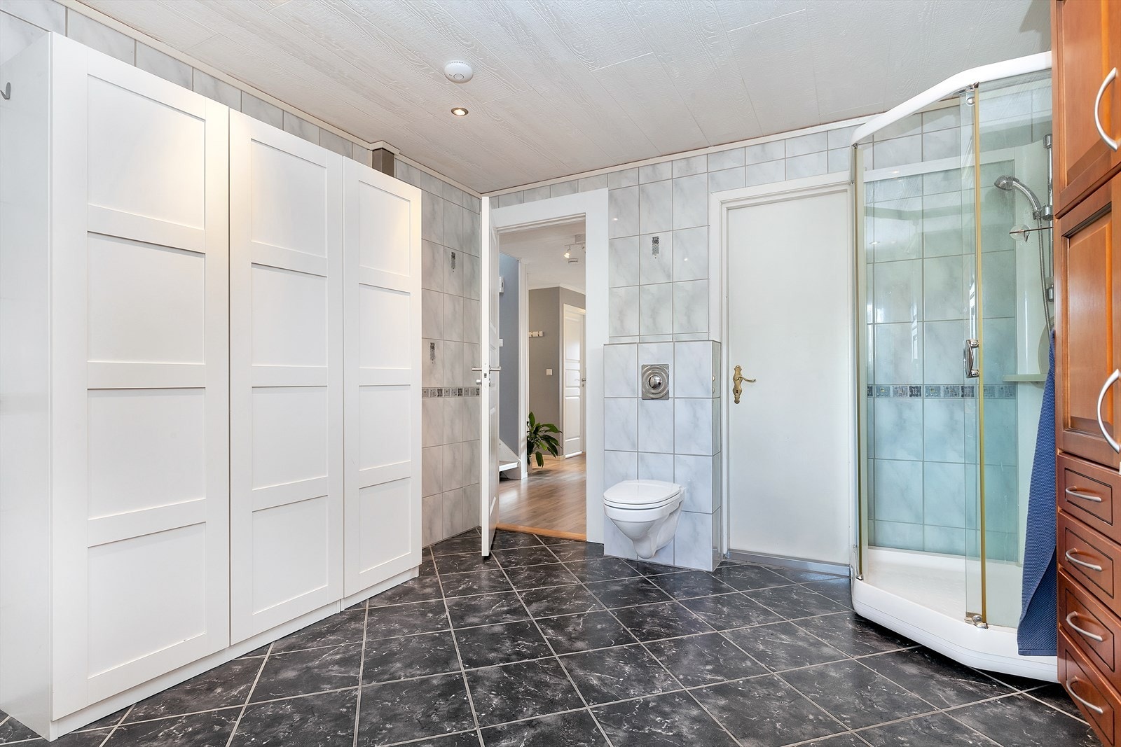 Badet har tidligere hatt badekar, så her er det opplegg for å installere dette igjen Galleribilde