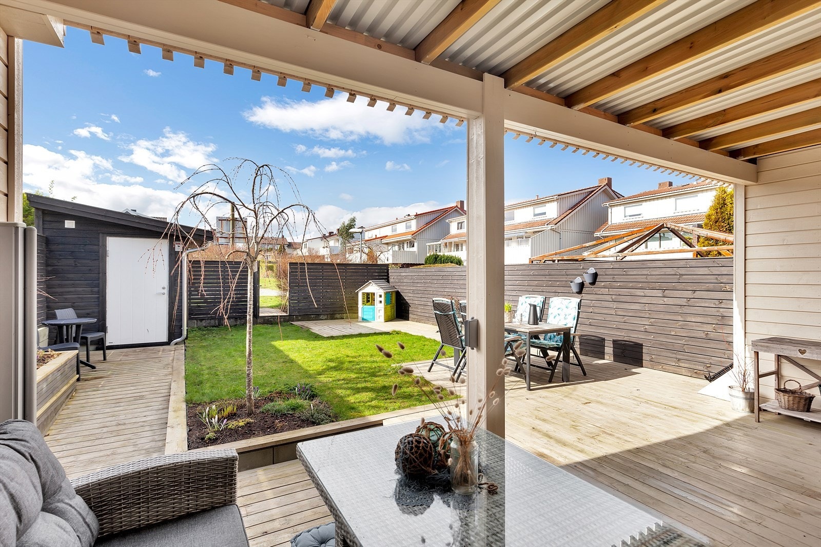 Nydelig opparbeidet uteområde som både er skjermet men også har meget gode solforhold Galleribilde