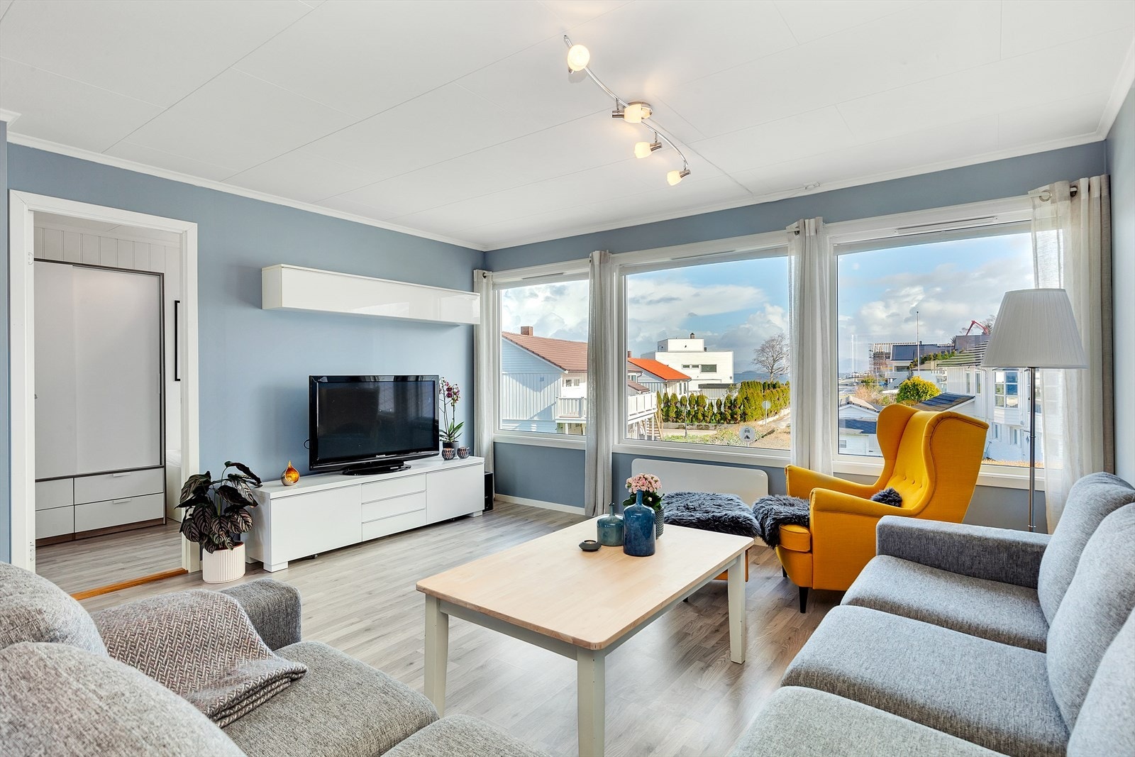 Stueområdet er også av en god størrelse med plass til stor salong Galleribilde