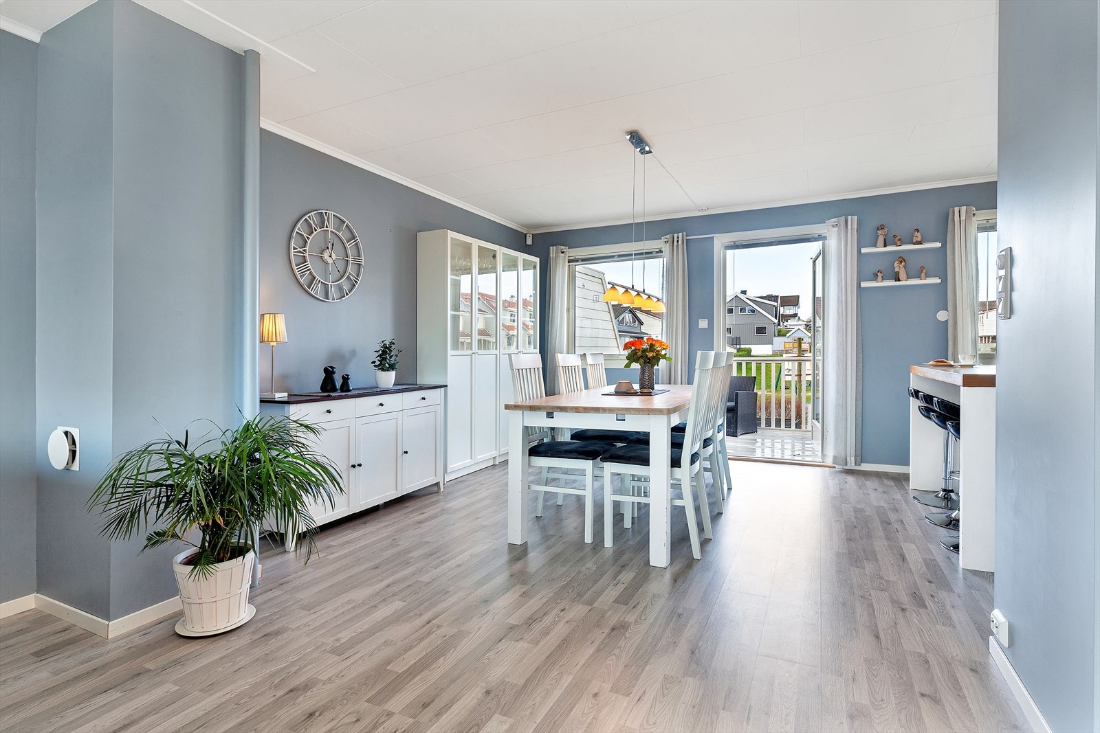 Boligen har pipe så her er det mulighet for vedovn (der planten står) Galleribilde