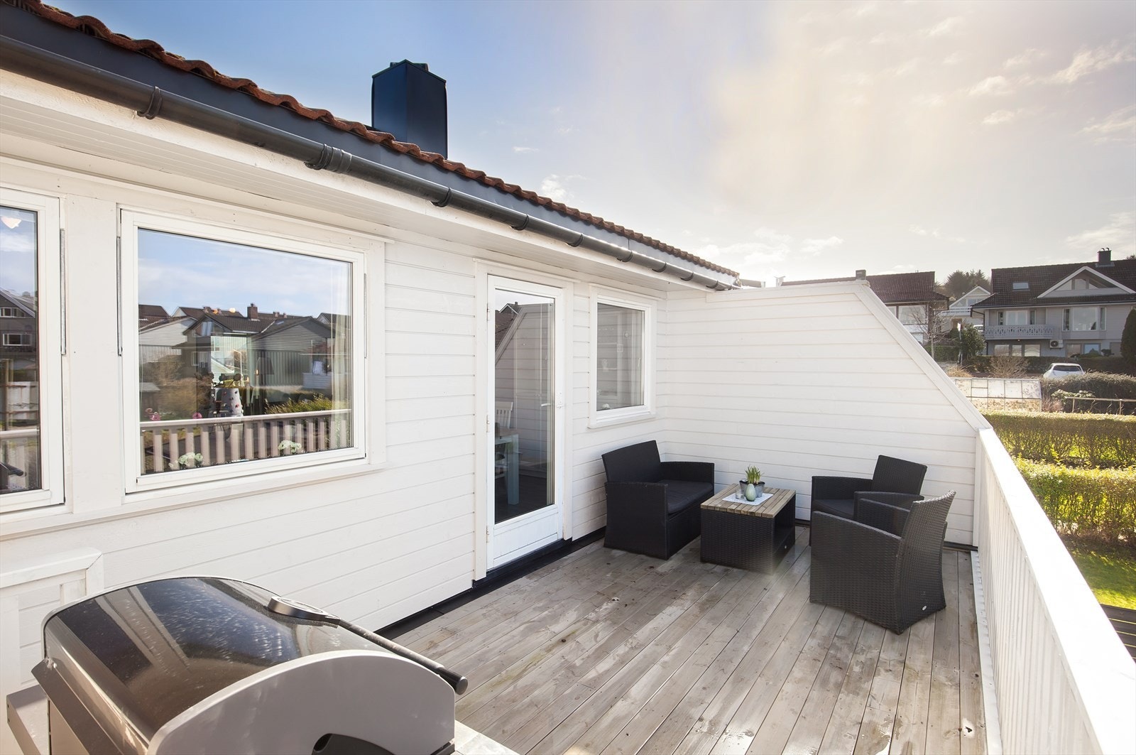 Kledning og balkongen ble skiftet i 2017/18. Herlig skjermet balkong Galleribilde