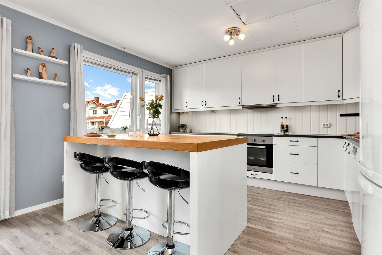 Lekkert og romslig kjøkken med god skap- og benkeplass Galleribilde