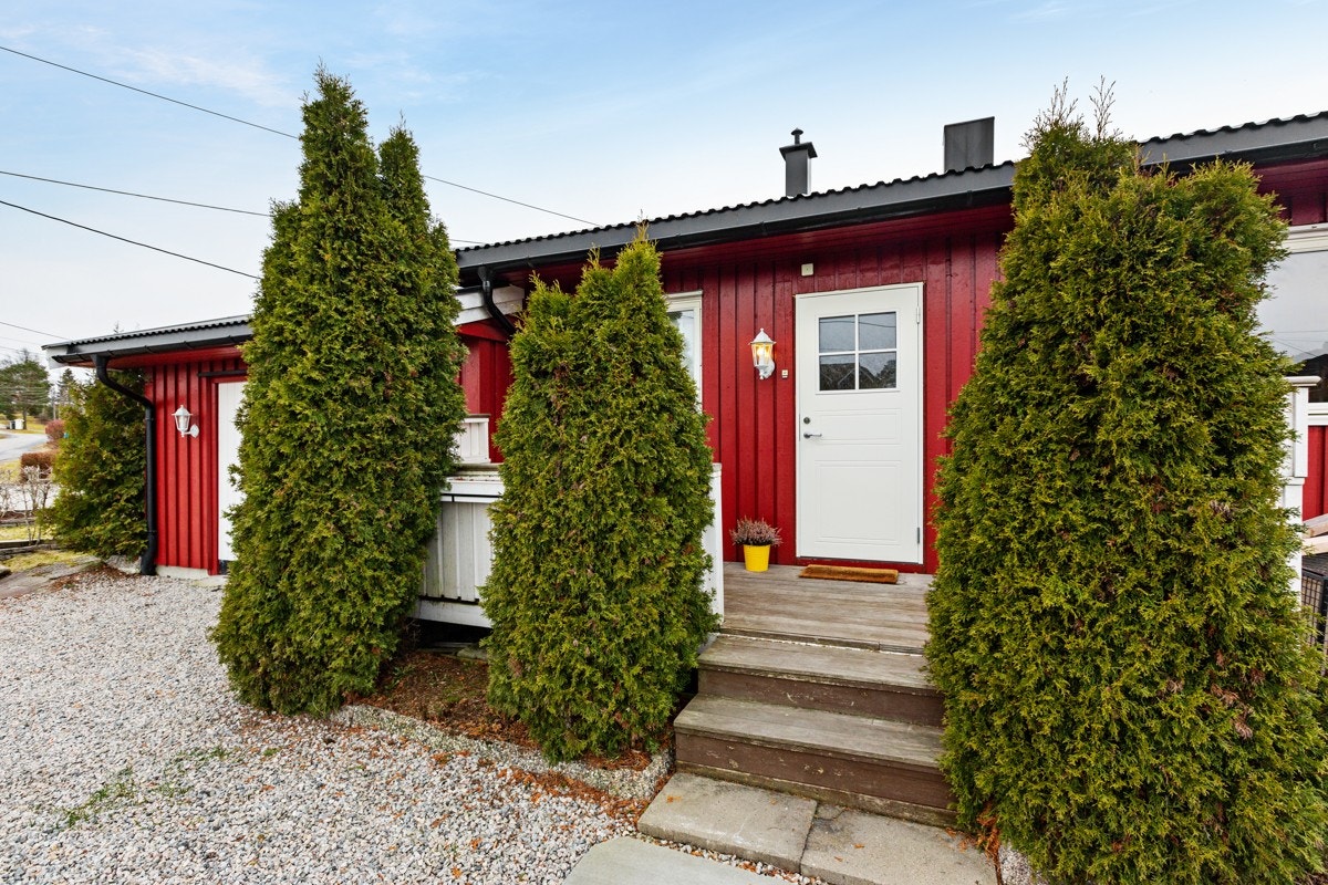 En lys, praktisk og hyggelig halvpart av vertikaldelt tomannsbolig, over ett plan med god planløsning. Galleribilde