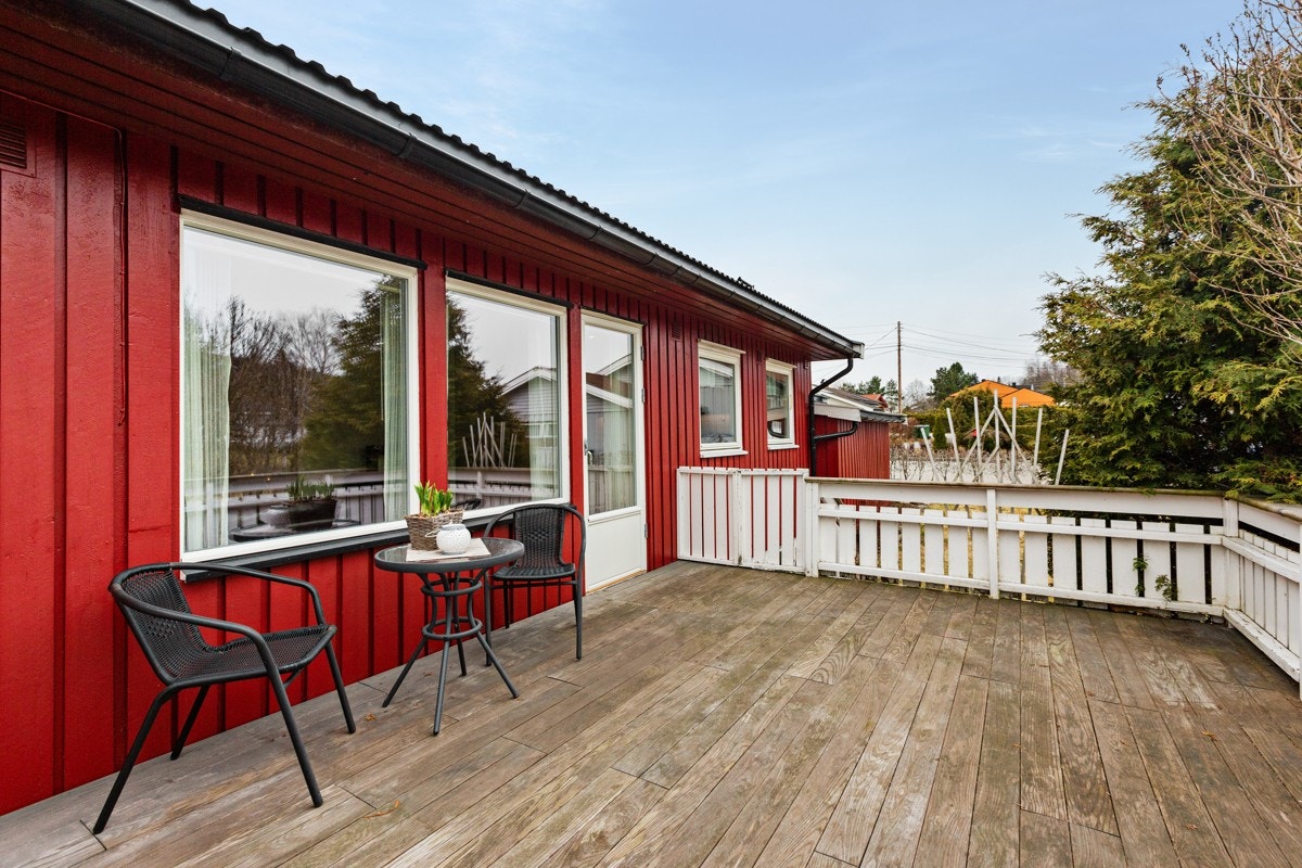 Fra stuen er det utgang til en vestvendt terrasse på ca. 19 kvm, hvor solforholdene er spesielt gode på ettermiddagen. Galleribilde