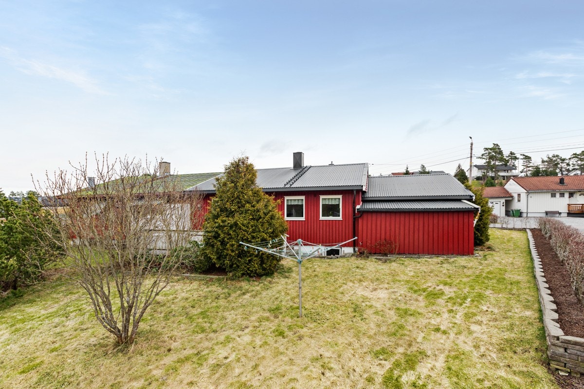 Tomten består for det meste av en velstelt hage mot sørvest, med blant annet plen, prydbusker hekk og bed. Galleribilde