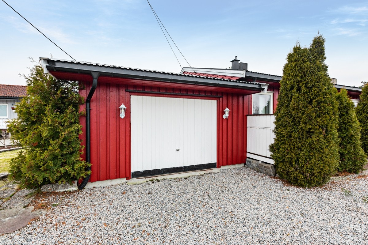 Det er parkering i garasje, samt flere biloppstillingsplasser på gruset gårdsplass. Galleribilde