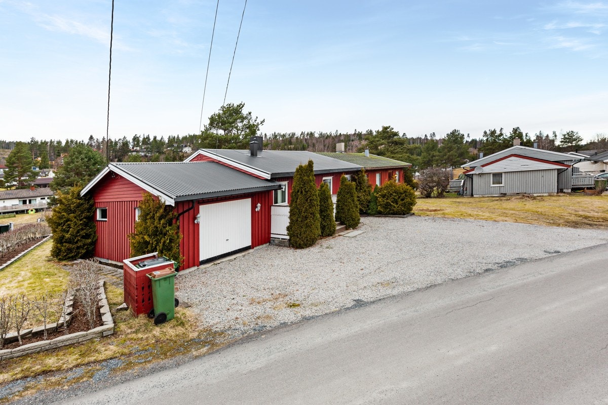 Eiendommen har populær og sentral beliggenhet på Bjørkelangen. Galleribilde