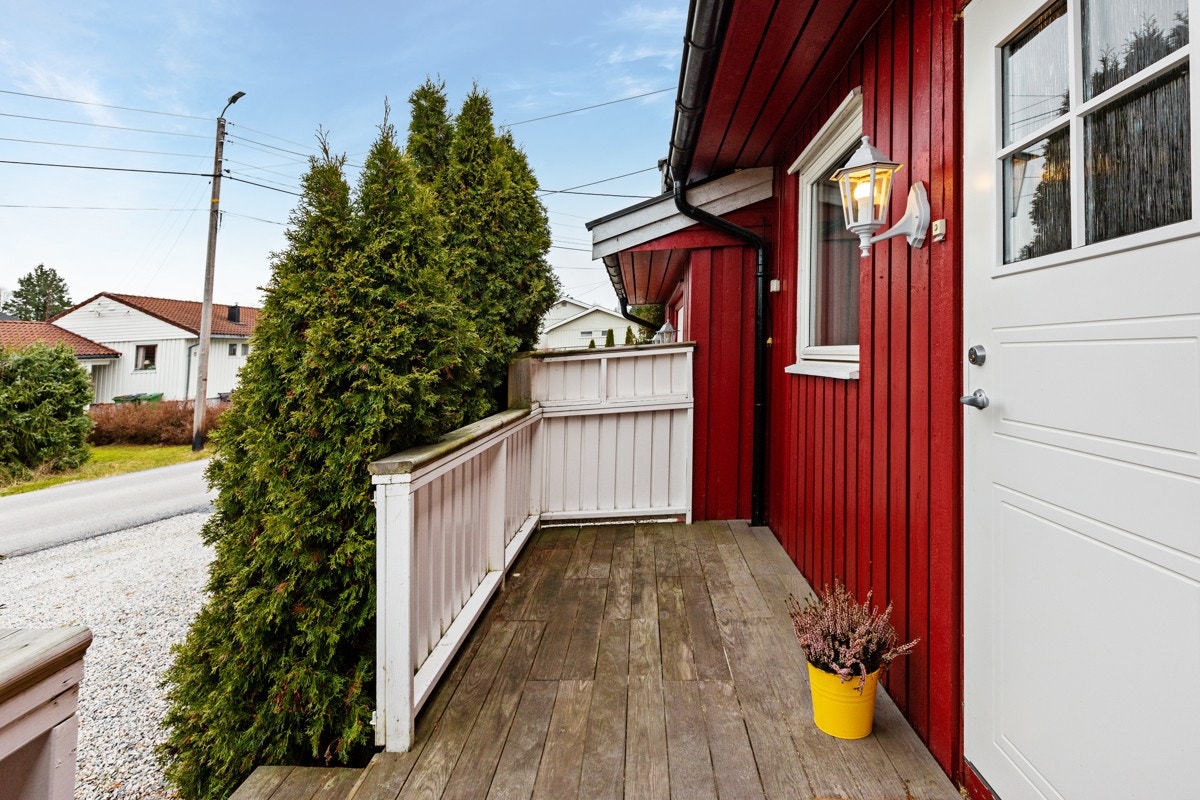 Ved inngangspartiet er det østvendt terrasse på ca. 7 kvm, hvor du kan nyte formiddagssol. Galleribilde
