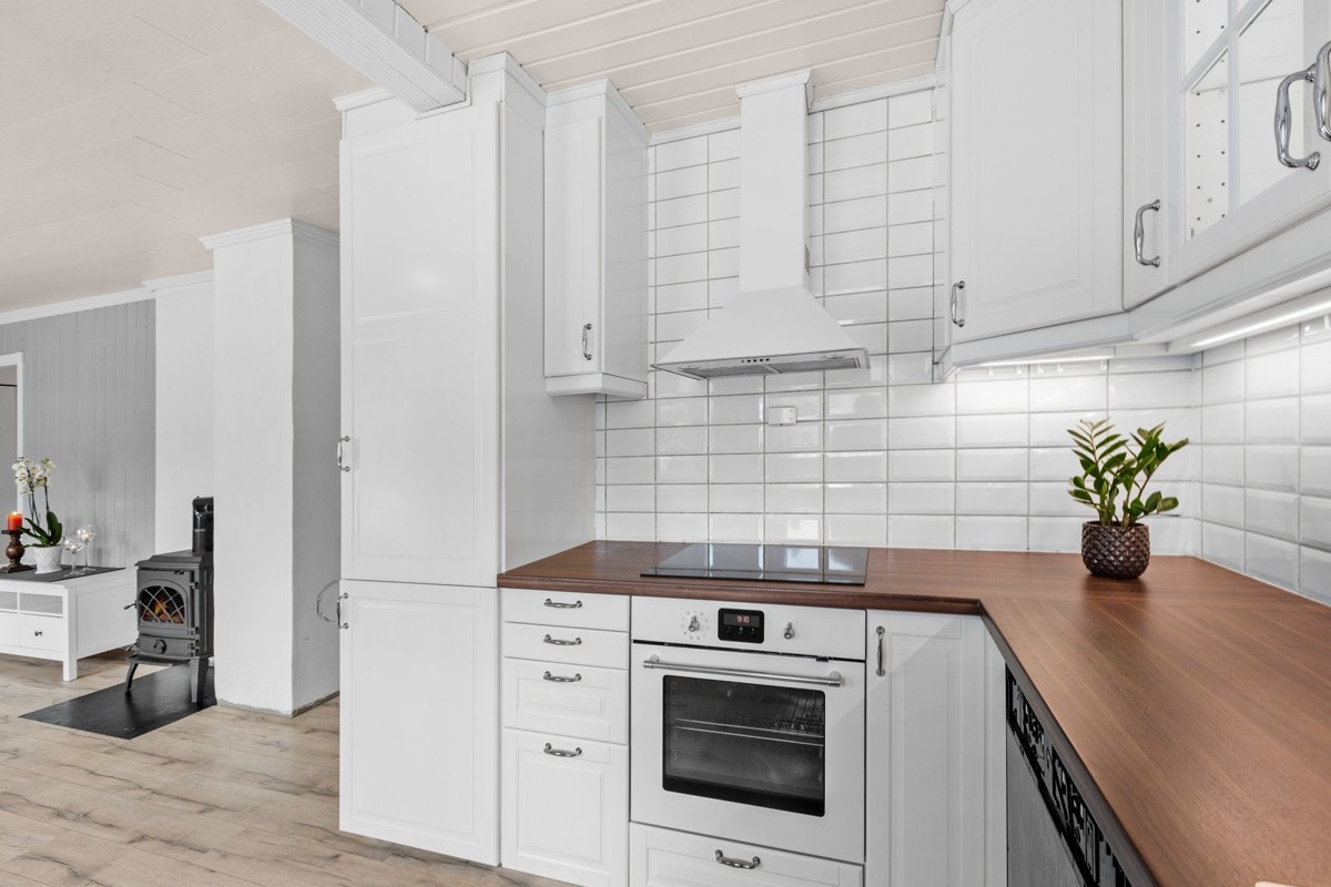 Hvitevarene er integrerte og består av platetopp, stekeovn, oppvaskmaskin og kombinert kjøl/frys. Galleribilde