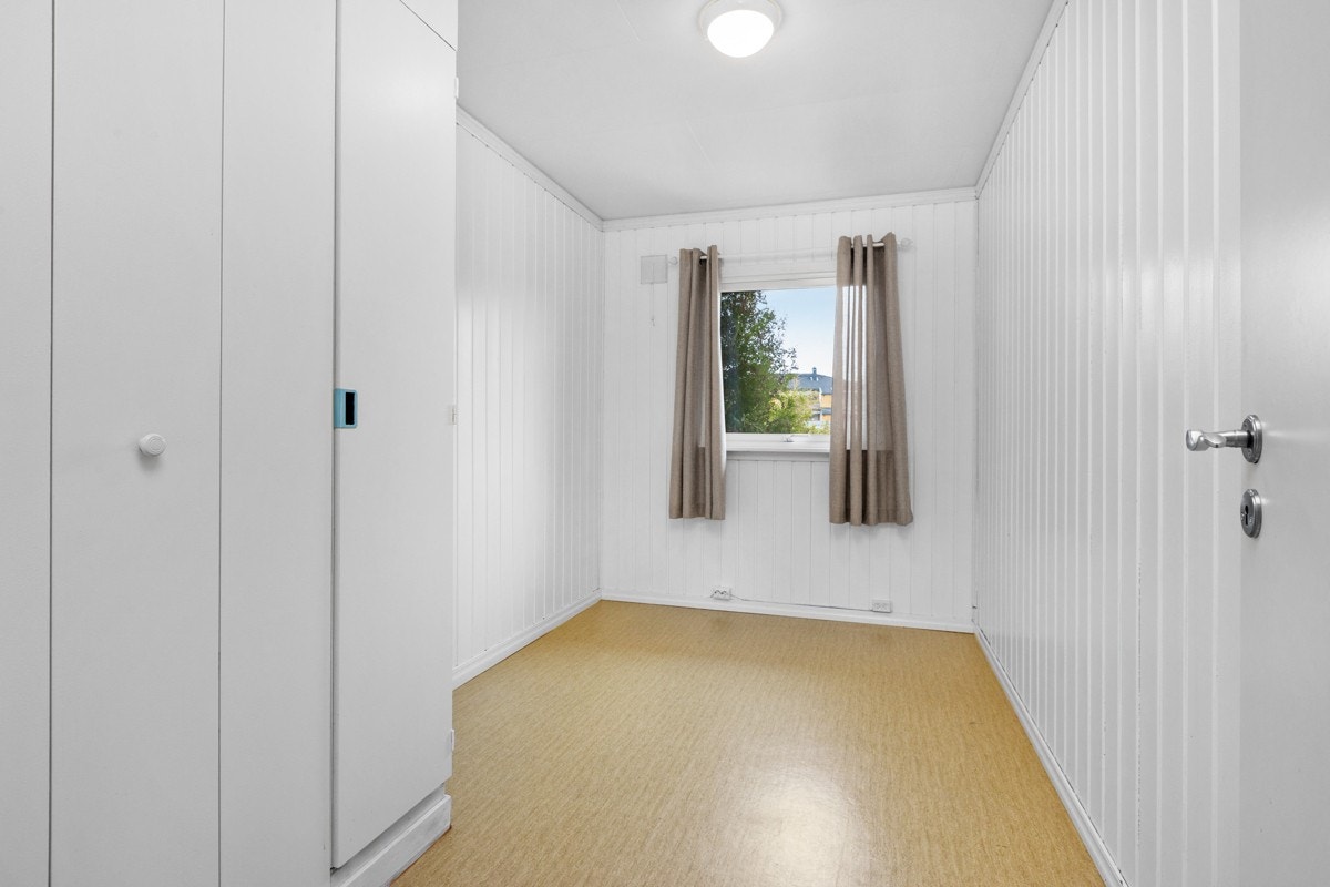 Soverommene har hvitmalte vegger. Galleribilde